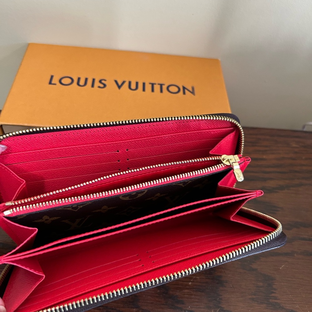 Louis Vuitton 2021 Christmas Animation London Zippy wallet. - Picture 10 of 15